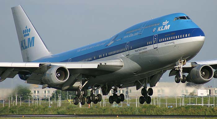 Голландская авиакомпания KLM извинилась за намерение отсаживать геев